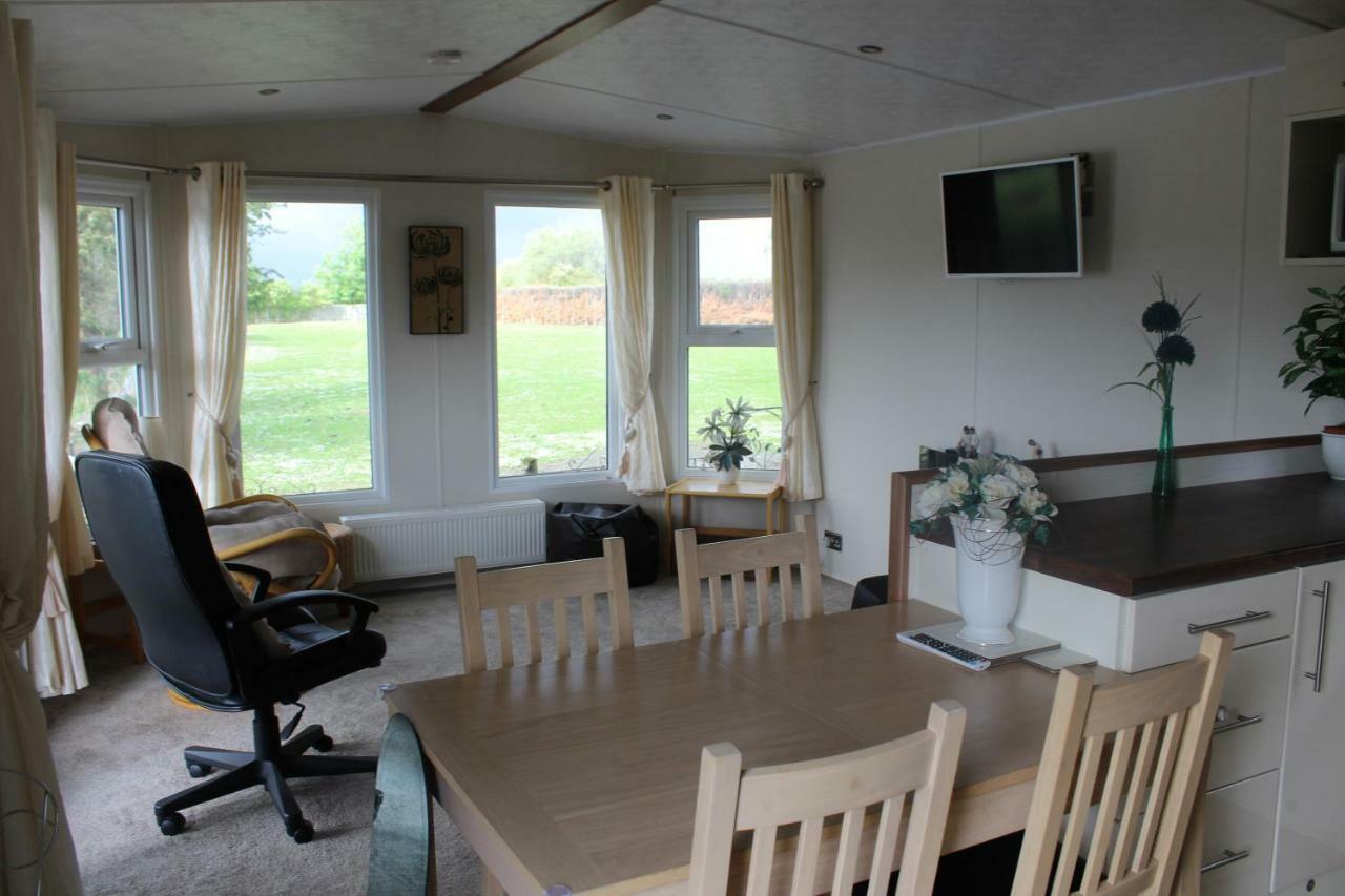 Marshlands Lakeside Nature Retreat Barton-upon-Humber Exterior photo